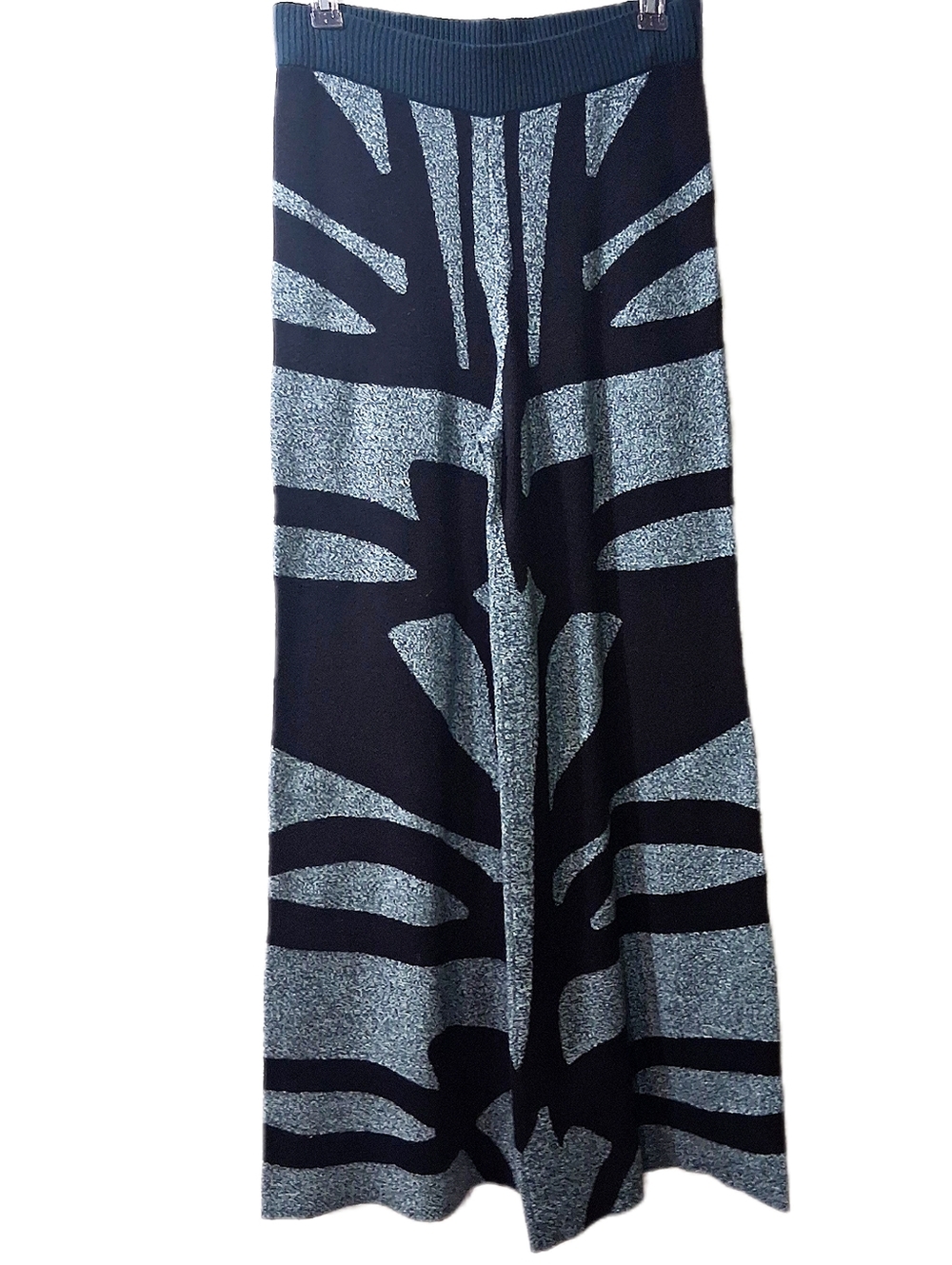 NY&CPY GABRIELLE UNION Collection. ABSTRACT PRINT, WIDE LEG SWEATER PANT.  L.